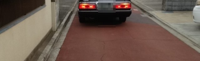 住宅地の狭い路地を爆走するタクシー