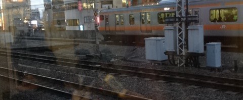 吉祥寺駅手前で中央線の快速電車が緊急停止