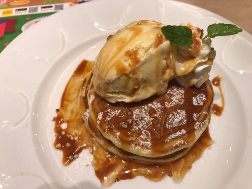 武蔵小金井の Dennysでキャラメルパンケーキの2段重ねとドリンクバー