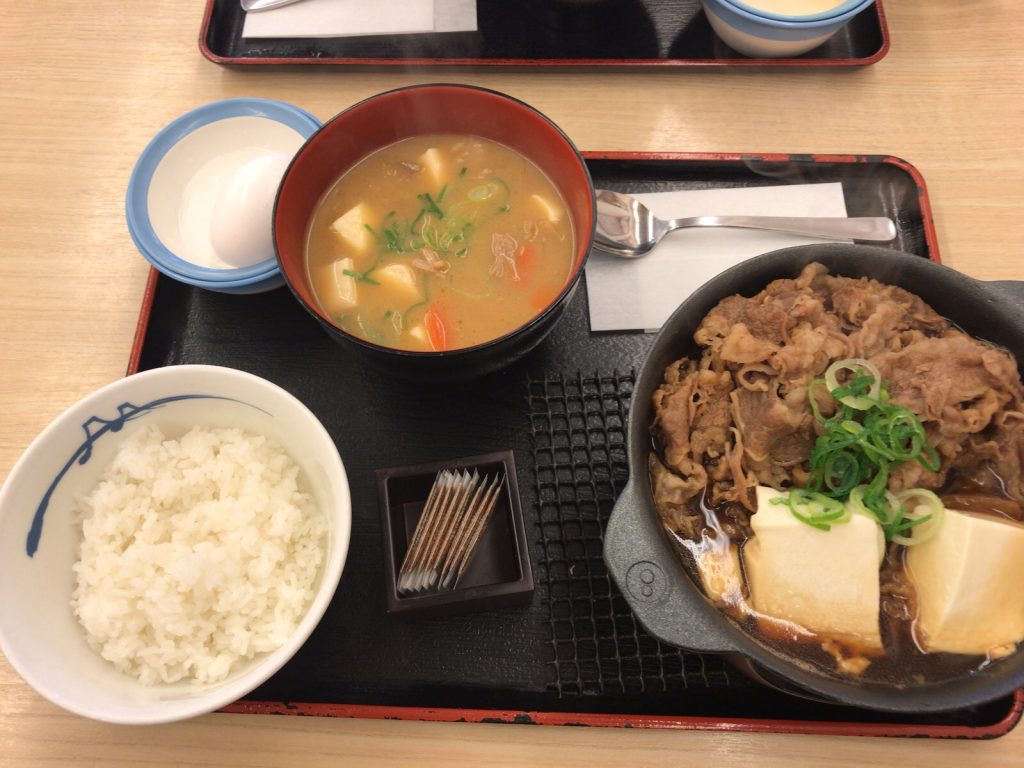 松屋の青梅新町店でたっぷり牛すき鍋膳と豚汁