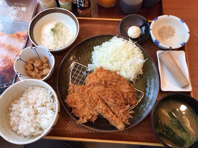 新座のかつ庵で麦とろささみカツ定食