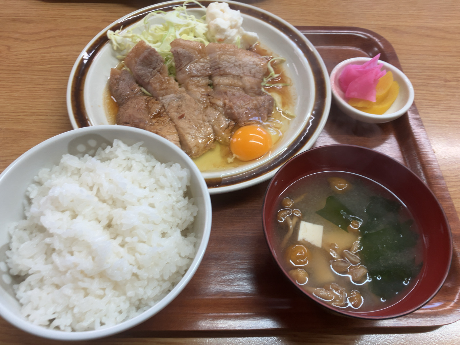 藤岡市鮎川の道路沿いにある大久保食堂で焼肉定食