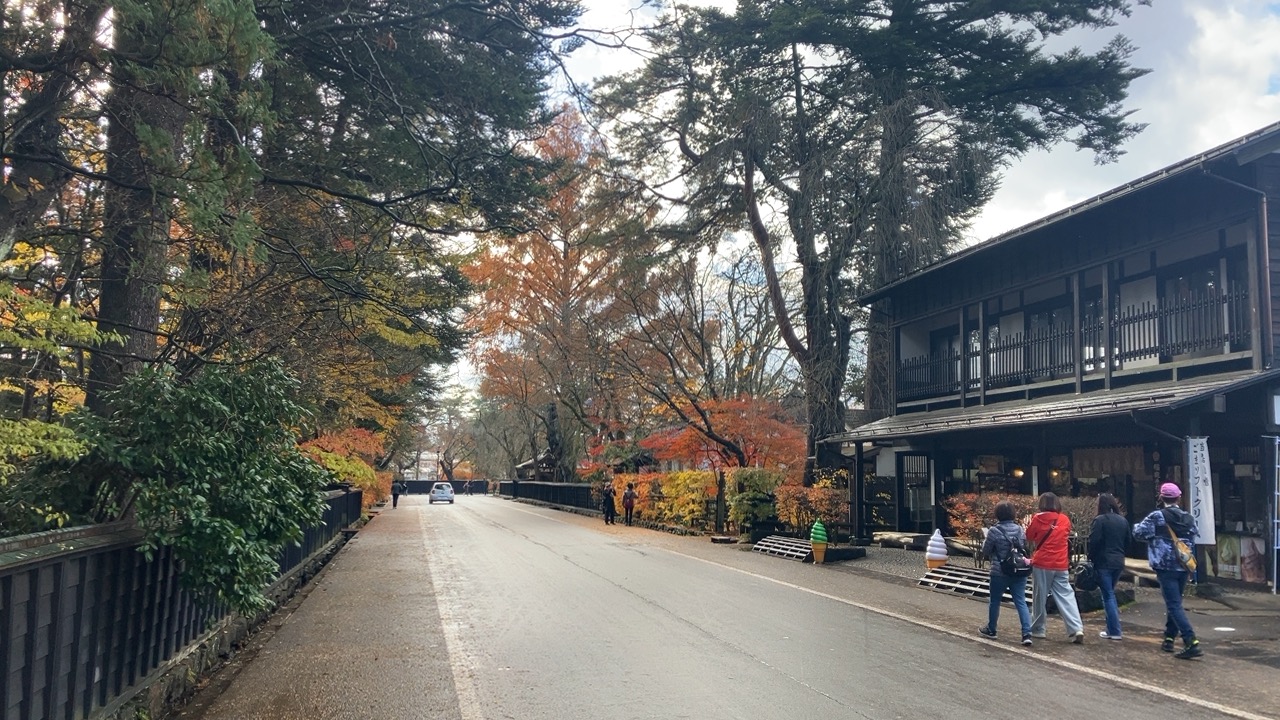 角館の紅葉に包まれる武家屋敷街を散策